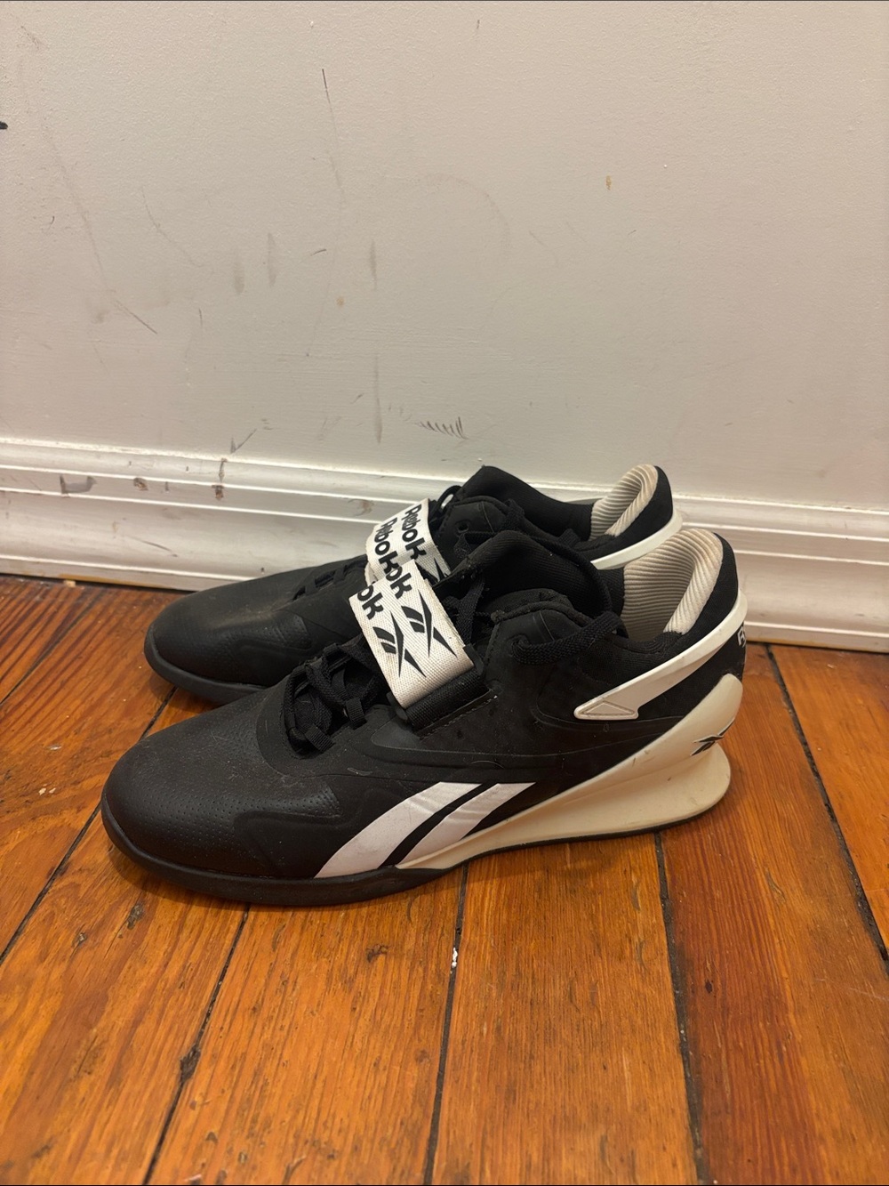 Reebok Men's Black and White weightlifting Shoes